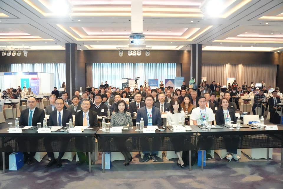 一張含有 室內, 服裝, 人員, 人民 的圖片
自動產生的描述