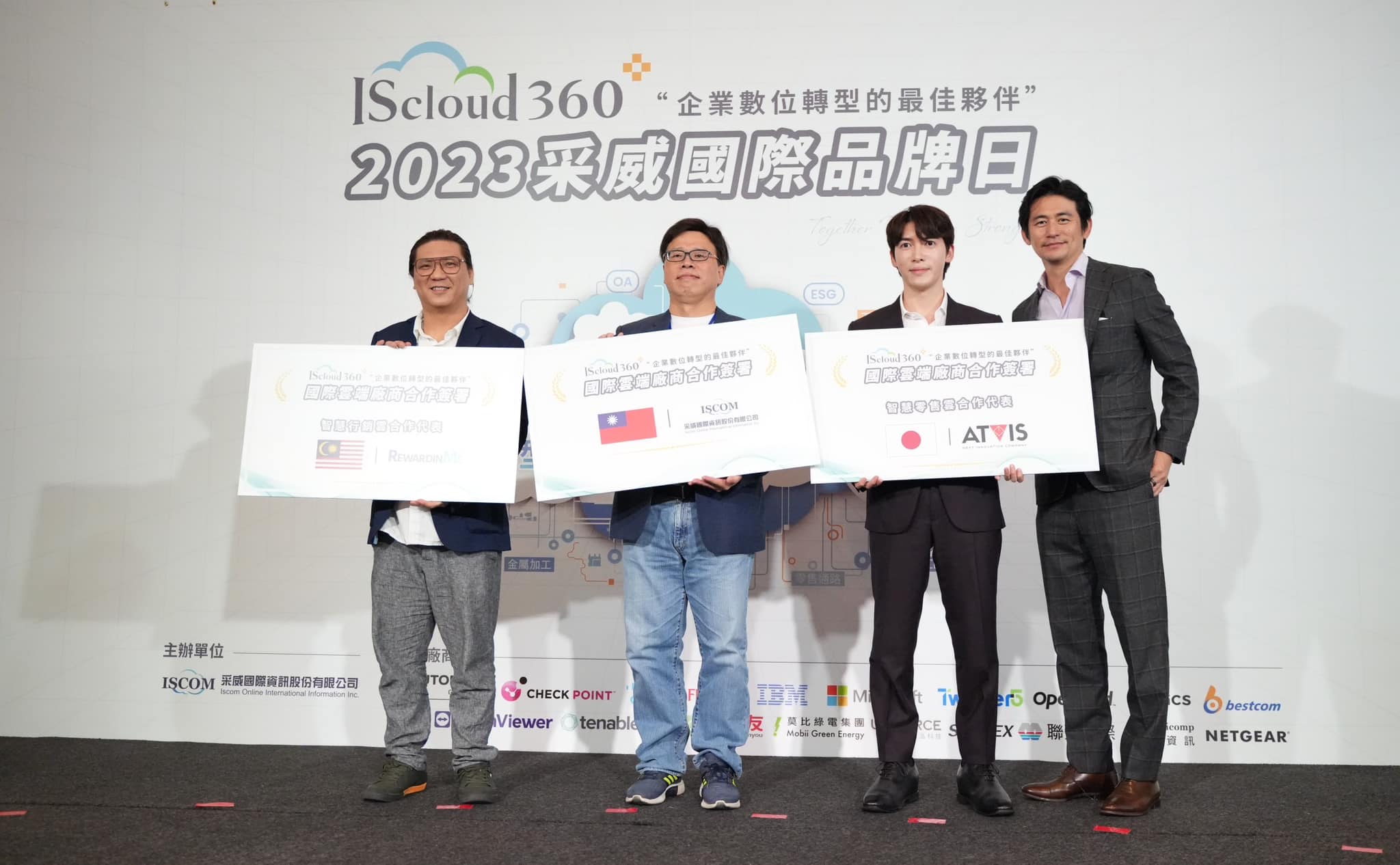 一張含有 文字, 服裝, 人員, 男人 的圖片
自動產生的描述