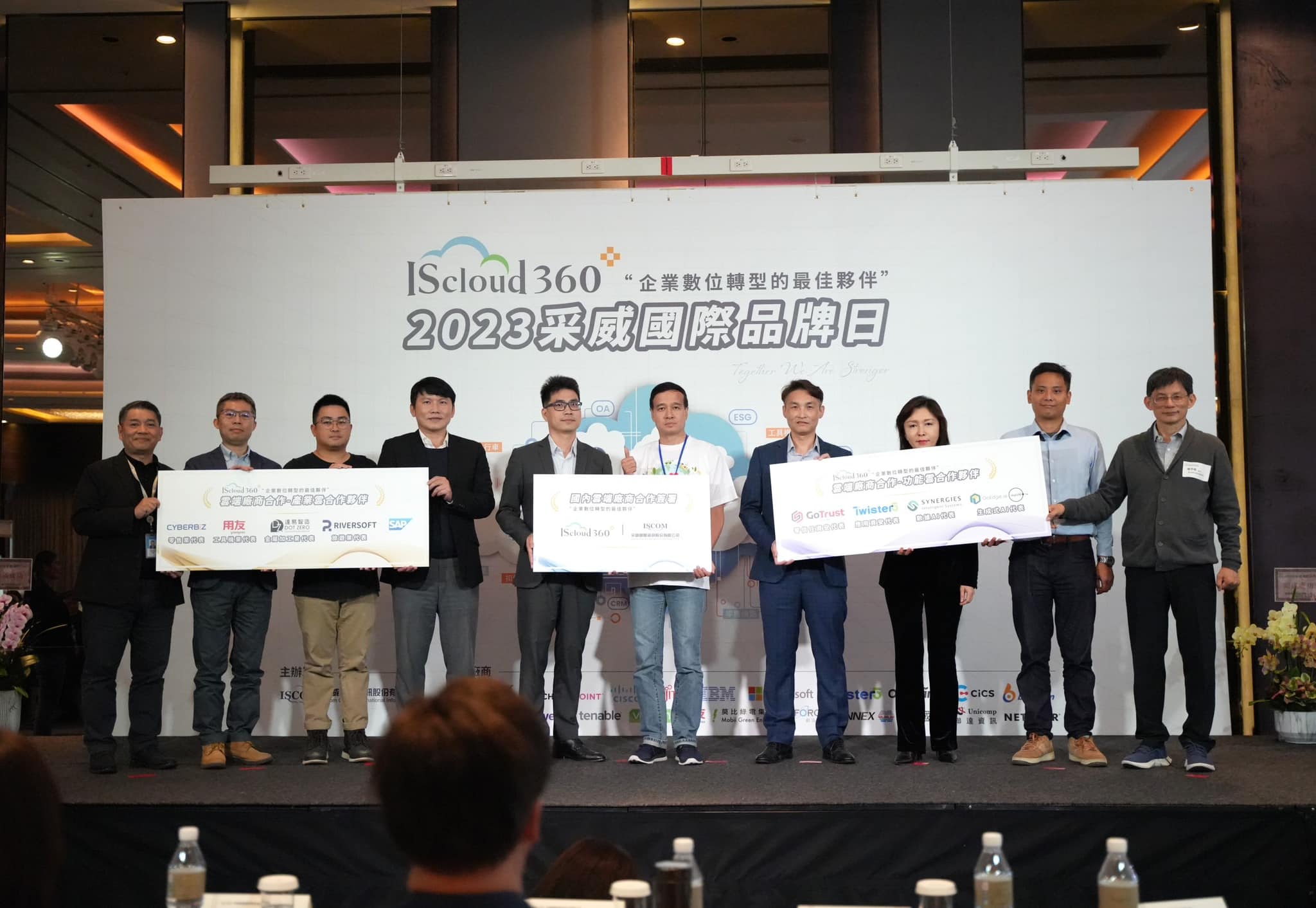 一張含有 男人, 服裝, 人員, 文字 的圖片
自動產生的描述